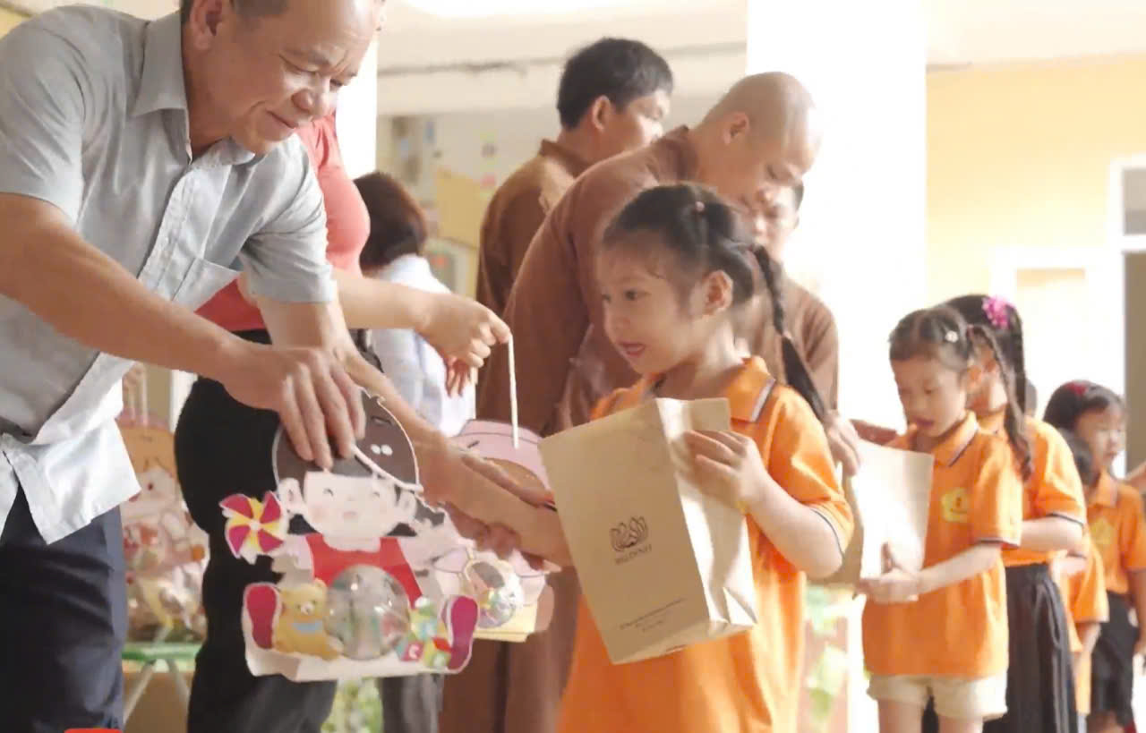 vi-sao-nen-tang-qua-trung-thu-cho-tre-khuyet-tat